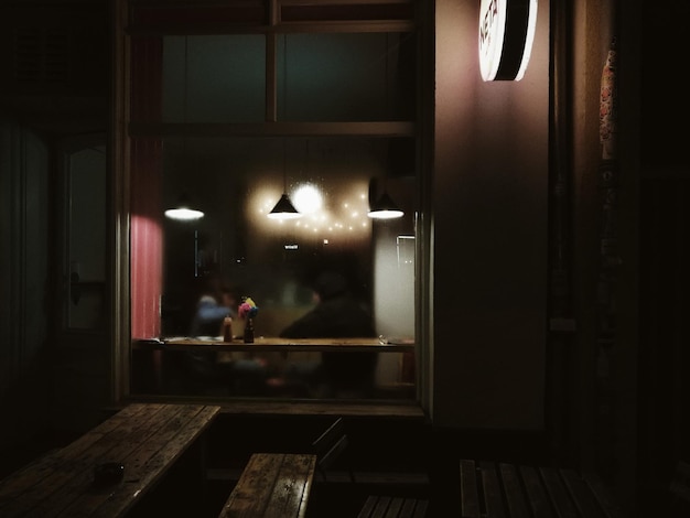 Beleuchtetes Restaurant in der Nacht