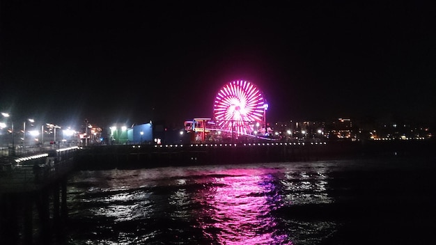 Beleuchtetes Riesenrad in der Nacht