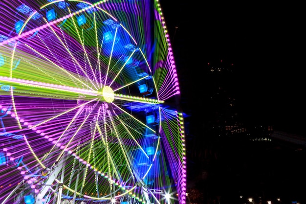 Foto beleuchtetes riesenrad in der nacht