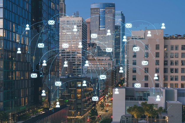 Beleuchtetes Stadtbild der Innenstadt von Los Angeles bei Nacht Kalifornien USA Wolkenkratzer der Stadt LA Leuchtende Symbole für soziale Medien Das Konzept der Vernetzung und des Aufbaus neuer Verbindungen zwischen Menschen