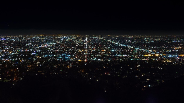 Foto beleuchtetes stadtbild gegen den nachthimmel