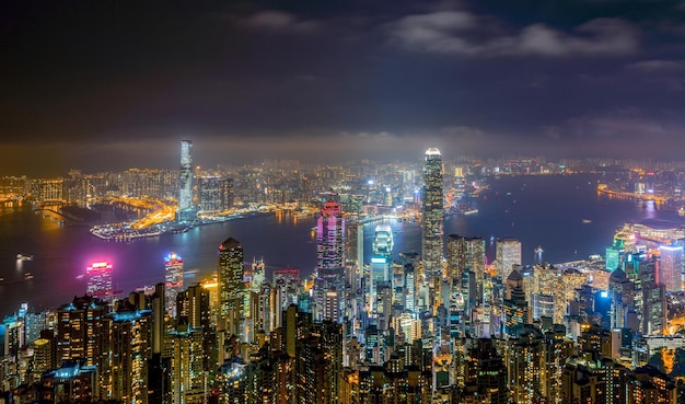 Beleuchtetes Stadtbild und Victoria Harbour in der Nacht