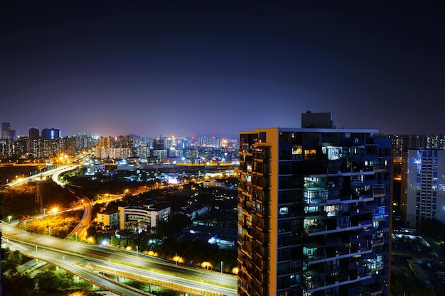 Foto beleuchtetes stadtbild von shenzhen gegen den nachthimmel