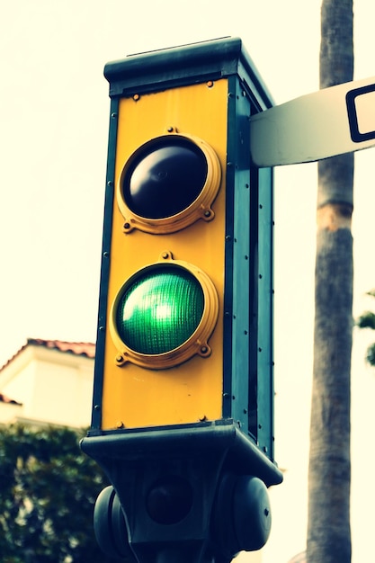 Beleuchtetes Verkehrssignal gegen den Himmel