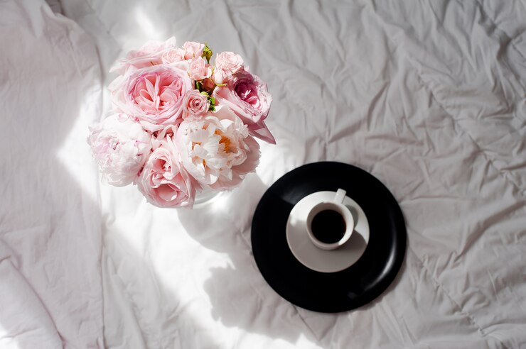 Beleza apartamento leigos com café e buquê de rosas de flores e pions