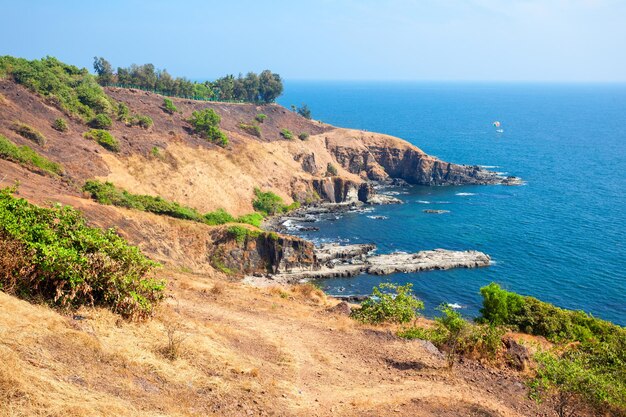 Beleza balança na vista panorâmica aérea da praia de Sinquerim. Está localizado próximo ao Forte Aguada e seu farol em Goa, Índia.