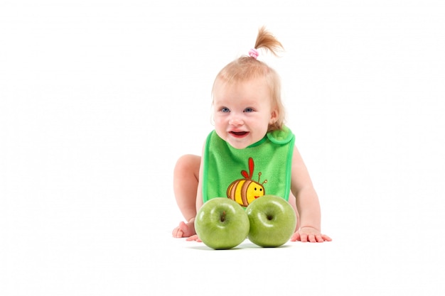 Beleza bonito menina no bib com maçãs