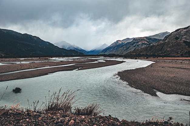 Foto beleza da natureza da patagônia fitz roy vista das montanhas dos andes e do rio no parque nacional los glaciers el chalten argentina