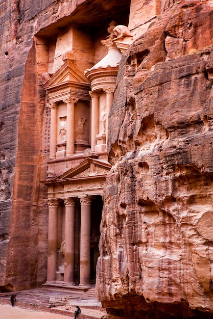 Beleza das rochas e arquitetura antiga em Petra, Jordânia. Templo antigo em Petra