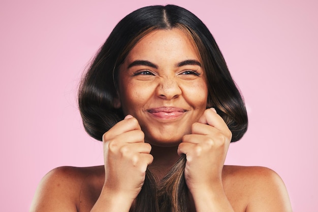 Beleza de cabelo saudável e mulher em estúdio com maquete para tratamento de textura ou brilho em fundo rosa brilho de cuidados capilares e modelo feminino com resultados de crescimento e queratina de força de fio ou cosméticos