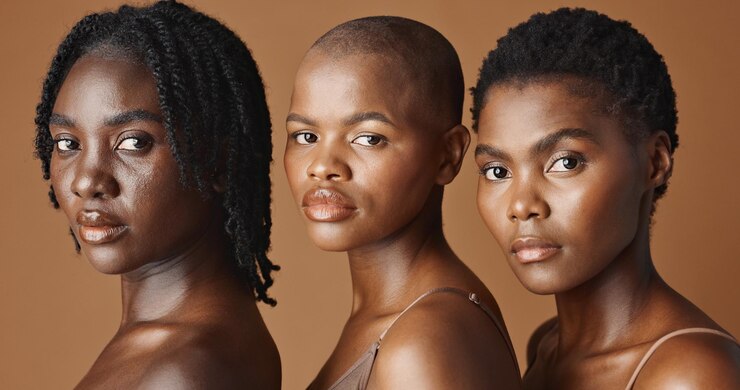 Foto beleza de cuidados com a pele e jovens mulheres negras em estúdio com rotina natural e facial brilhante cosméticos de bem-estar e retrato de amigas africanas com tratamento de dermatologia por fundo castanho