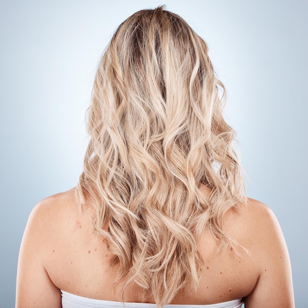 Beleza de cuidados com o cabelo e costas de mulher em estúdio em um fundo cinza Penteado Balayage e modelo feminino com cabelo longo loiro e saudável após tratamento de salão ou cosméticos para textura de cabelo