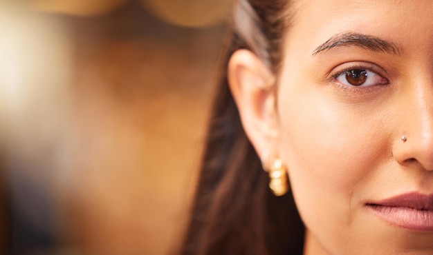 Beleza de meio rosto e retrato de mulher com maquiagem natural de cosméticos e confiança Mockup espaço dermatologia e closeup de mulher com piercing no nariz em bokeh de fundo com pele lisa e saudável