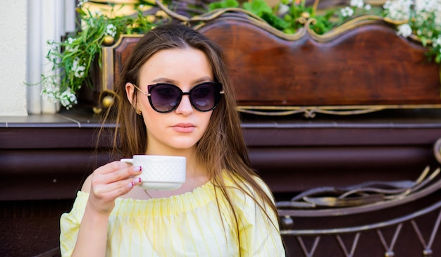 Beleza de moda de verão reunião no café bom dia hora do café da manhã café da manhã esperando a data mulher elegante de óculos bebe café garota relaxa no café almoço de negócios inspiração matinal