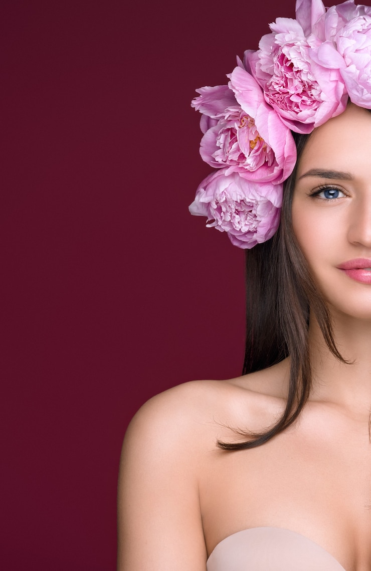 Foto beleza de mulher com flores de peônia no cabelo. tiro do estúdio.