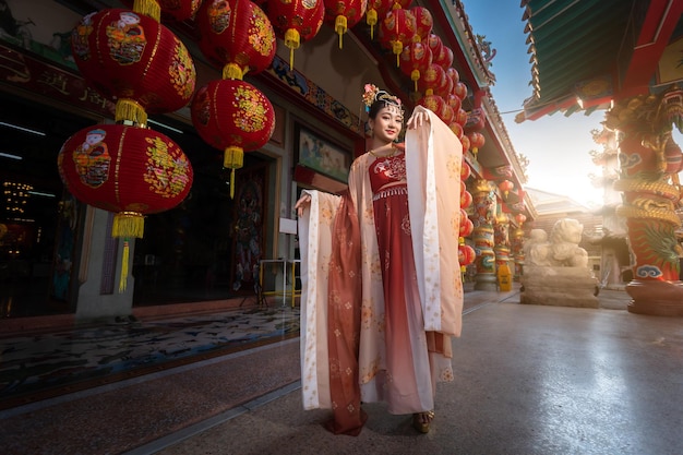 Beleza de sorriso de retrato Menina asiática bonitinha vestindo decoração de trajes antigos chineses para o festival do ano novo chinês celebra a cultura da china no santuário chinês Lugares públicos na Tailândia