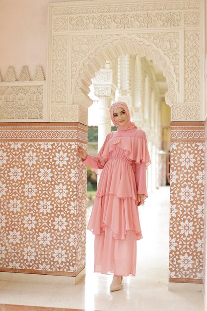 Beleza de vestido de noiva malaia ou indonésia ou conceito de eidul fitri Uma mulher muçulmana posando na mesquita