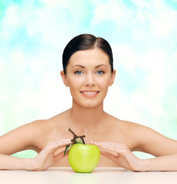 Foto beleza e conceito de alimentação saudável - linda mulher com maçã verde