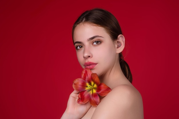 Beleza e flor sensual garota com tulipa perto ombro nu bela mulher sensual segurar tulipas st