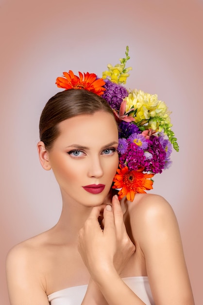 Beleza e maquiagem retrato de modelo de moda com flores em flor