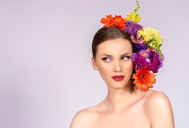 Foto beleza e maquiagem retrato de modelo de moda com flores em flor