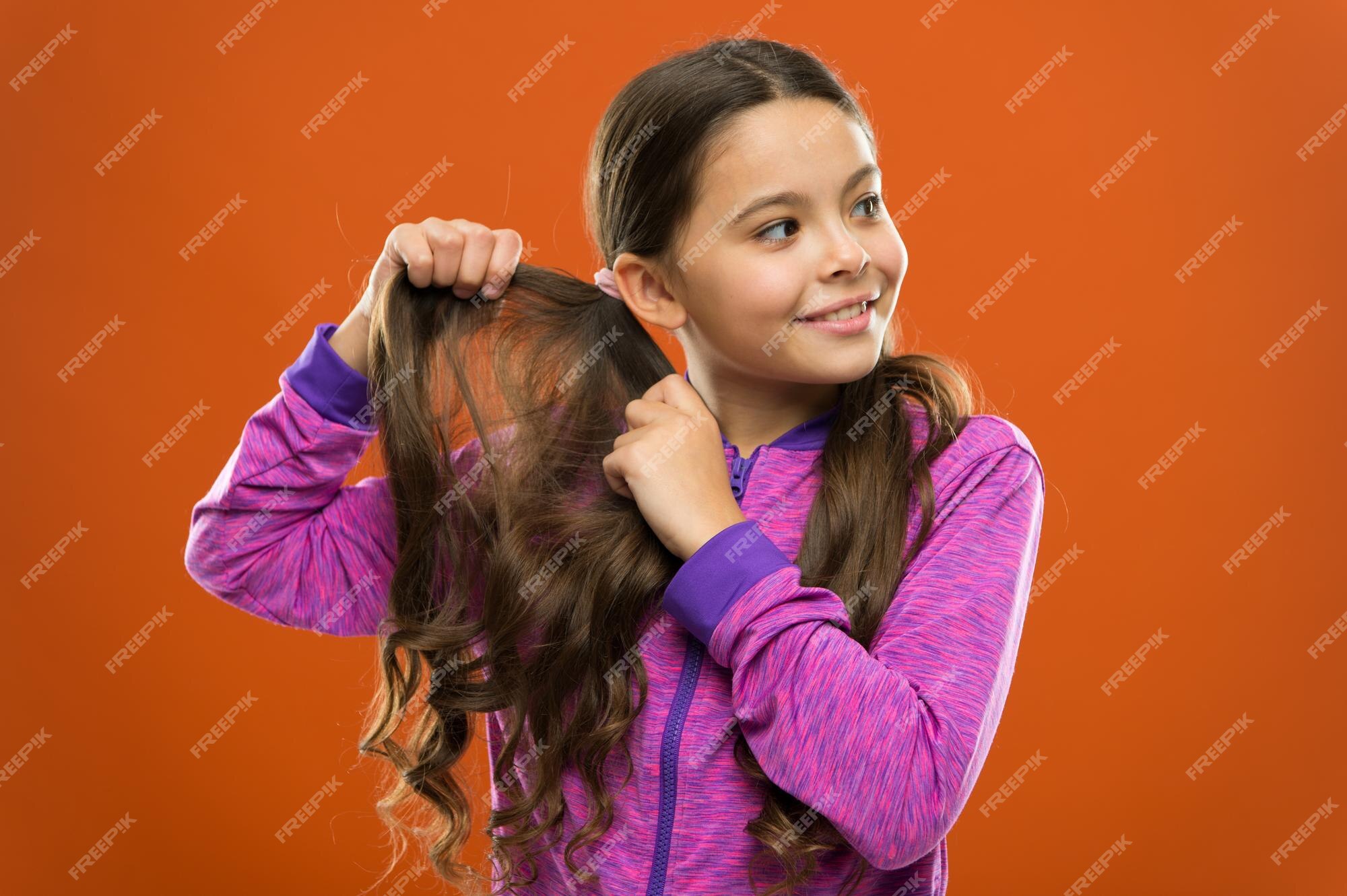 Penteado Infantil Adorável. Rotina De Beleza Feminina. Dicas De Estilos.  Hobbies Adolescentes. Penteado. Linda Garota Enrolando Ca Imagem de Stock -  Imagem de lifestyle, passatempos: 220988005