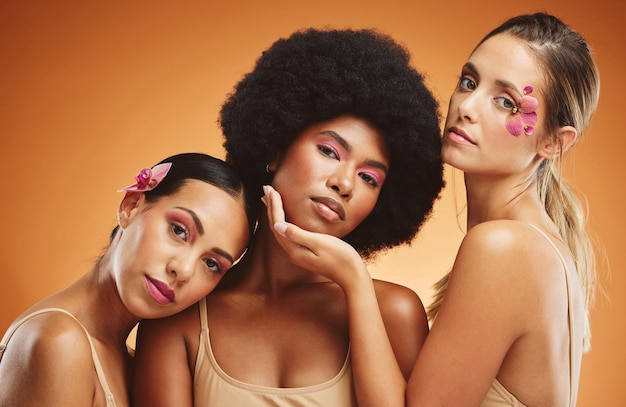 Foto beleza feminina e publicidade de maquiagem para cosméticos naturais e modelo com flor em retrato diversidade junto tratamento de cosmetologia de pele e cuidados com a pele com fundo de estúdio laranja