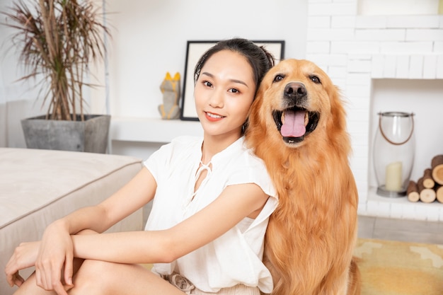 Beleza jovem e golden retriever são felizes juntos