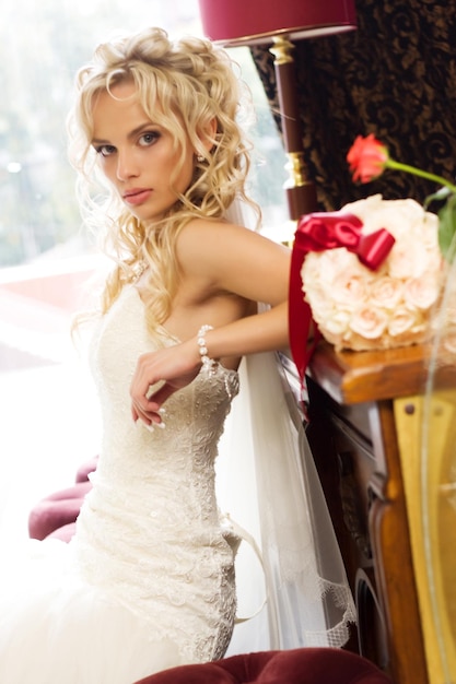 Foto beleza jovem noiva em vestido de noiva branco