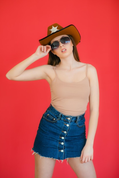 Beleza lúdica em estilo country Mulher jovem e bonita com chapéu de cowboy