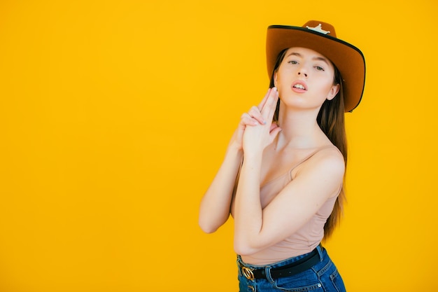 Beleza lúdica em estilo country Mulher jovem e bonita com chapéu de cowboy