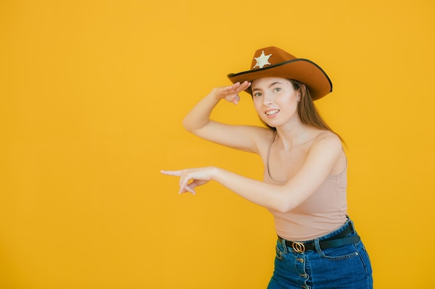 Beleza lúdica em estilo country Mulher jovem e bonita com chapéu de cowboy