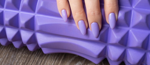 Beleza mãos femininas elegantes com manicure francês