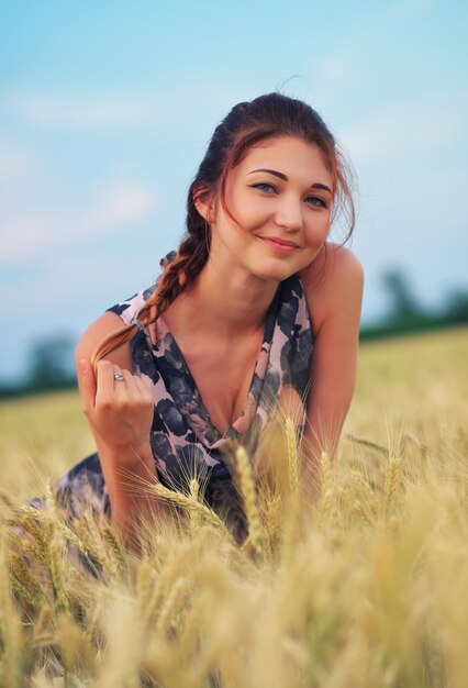 Beleza menina ao ar livre curtindo a natureza. Linda garota modelo adolescente em um vestido no campo de primavera