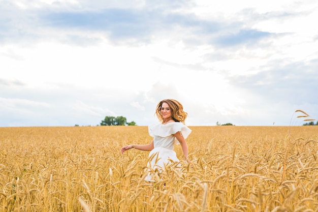 Beleza menina ao ar livre curtindo a natureza no campo.