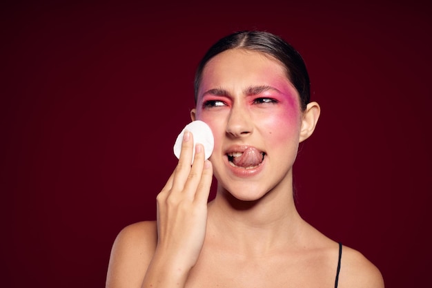 Beleza moda feminina maquiagem de rosto rosa posando olhar atraente cuidados com a pele fundo rosa inalterado