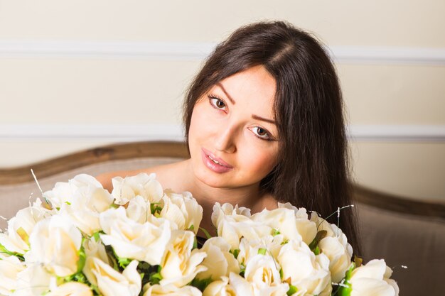 Beleza moda modelo mulher rosto. Retrato com flores rosas brancas.