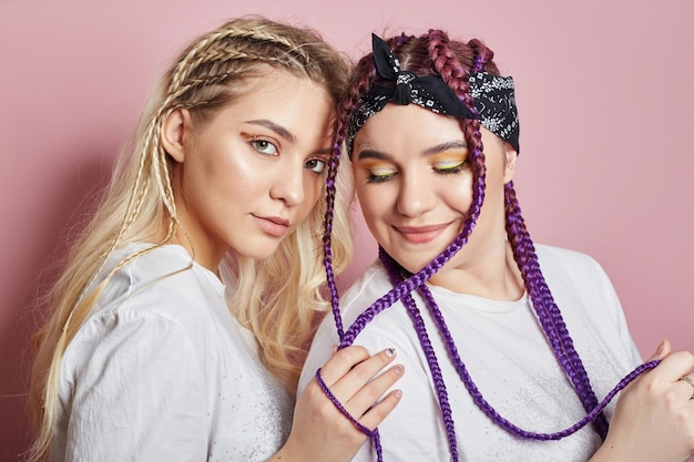 Beleza moda mulher penteado bonito, cabelo trançado em tranças