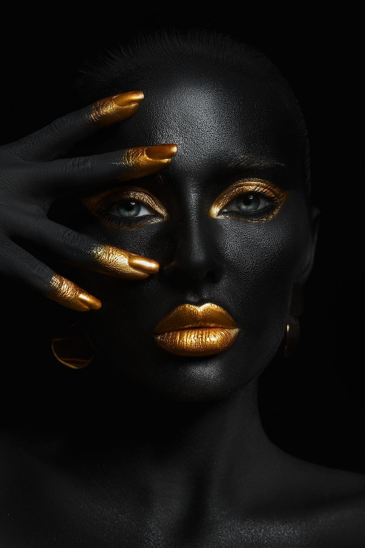 Beleza mulher cor da pele negra arte corporal ouro maquiagem lábios pálpebras pontas dos dedos unhas na cor dourada pintura de ouro Maquiagem profissional de ouro