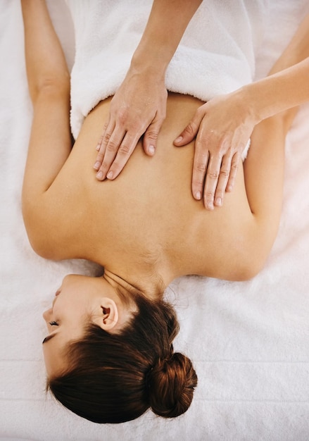 Beleza nas costas e massagem com mulher em spa para luxo de bem-estar e tratamento cosmético de cima Skincare paz e zen com cliente do sexo feminino e mãos de terapeuta para salão de terapia e desintoxicação