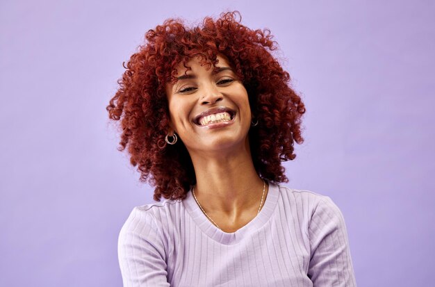 Foto beleza natural africana e retrato de mulher na moda com confiança orgulho e sorriso em fundo roxo em estúdio rosto feliz e cosméticos de colágeno para afro ou dermatologia cuidado da pele em salão