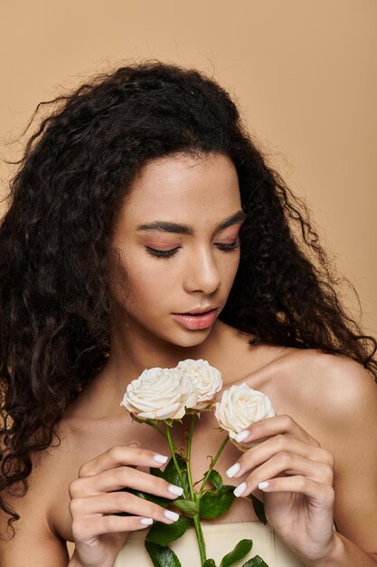 Beleza natural com rosas brancas