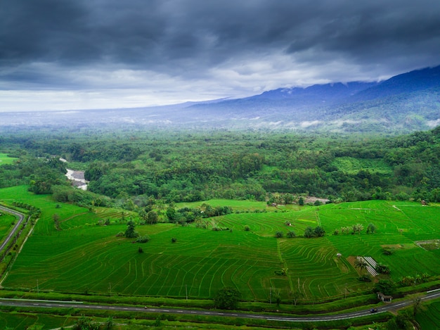 Beleza natural da Indonésia com fotos aéreas com manhã nublada