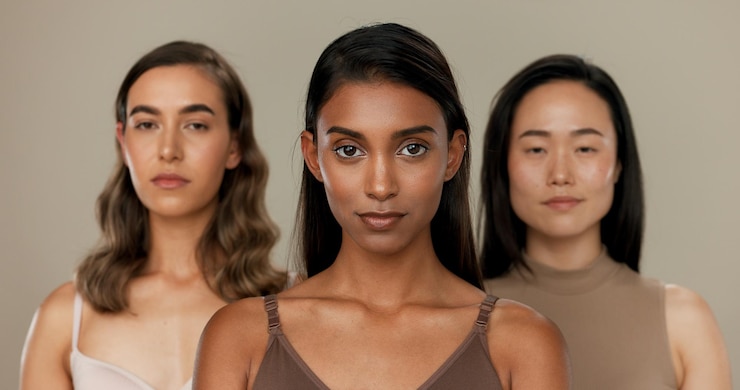 Foto beleza natural do rosto e diversidade com mulheres dermatologia e cuidados com a pele isolados no fundo do estúdio bem-estar pele saudável única e inclusão com cuidados cosméticos maquiagem brilho e retrato