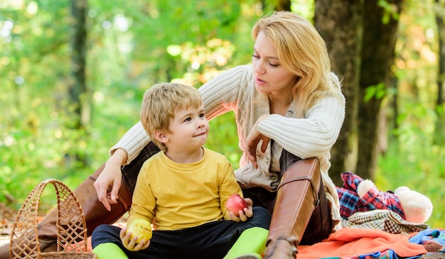 Beleza natural filho feliz com a mãe relaxa na floresta de outono piquenique em família dia das mães clima de primavera feliz dia da família clima ensolarado comida saudável mãe ama seu filho pequeno