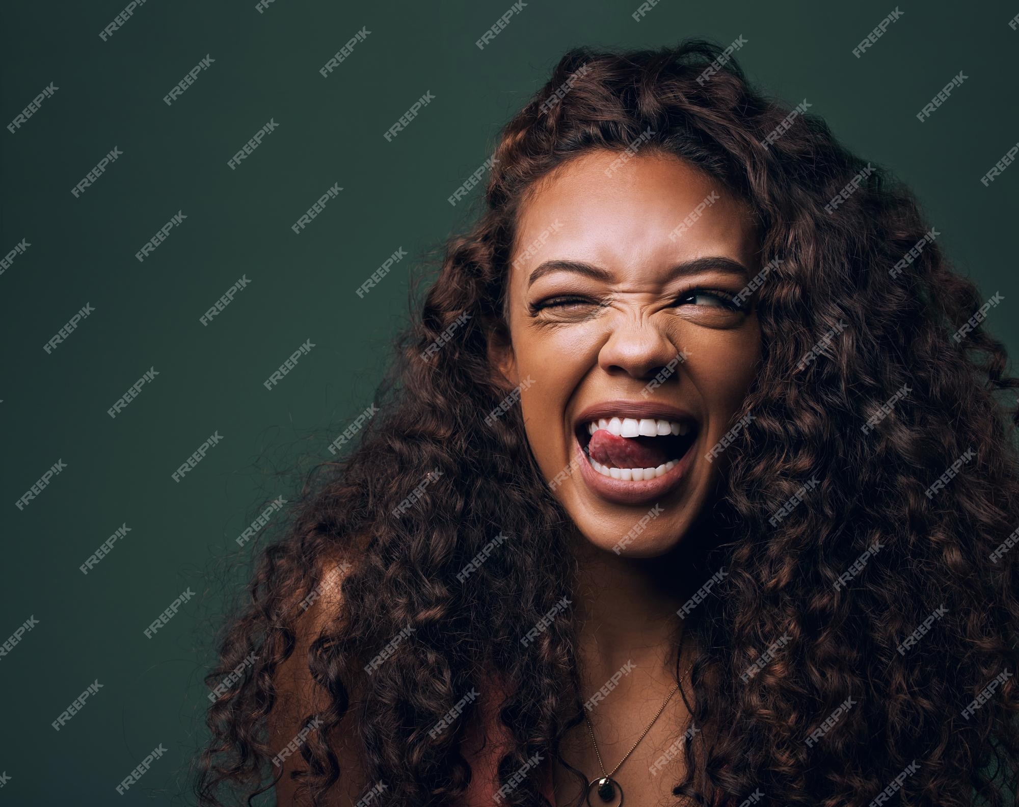 Vetores de Emoji De Sorriso Com Cabelo Curly e mais imagens de