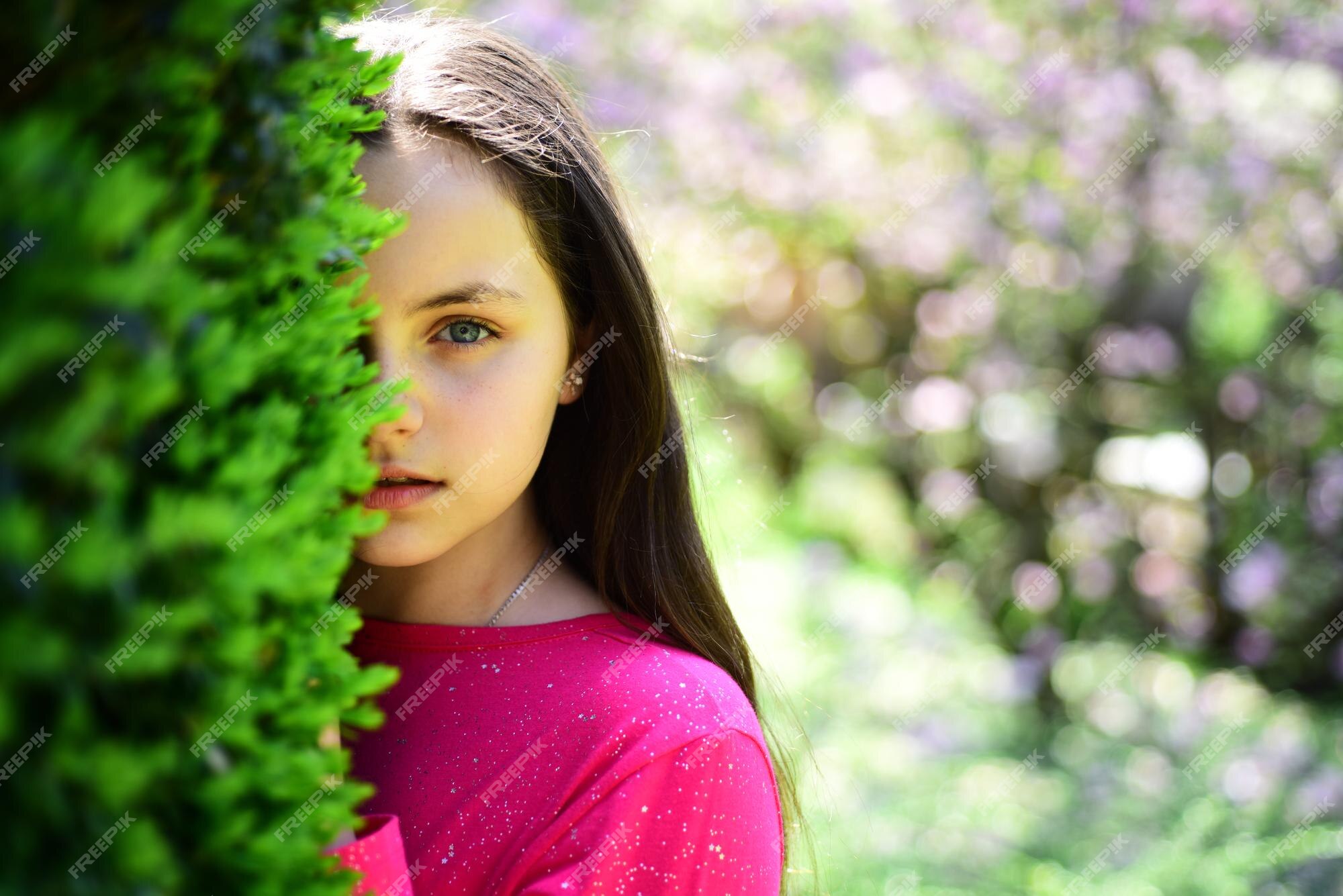 Beleza natural moça no jardim da primavera menina bonita com pele de rosto  jovem e sem maquiagem modelo de beleza com visual fresco linda garota na  paisagem de primavera produtos para a