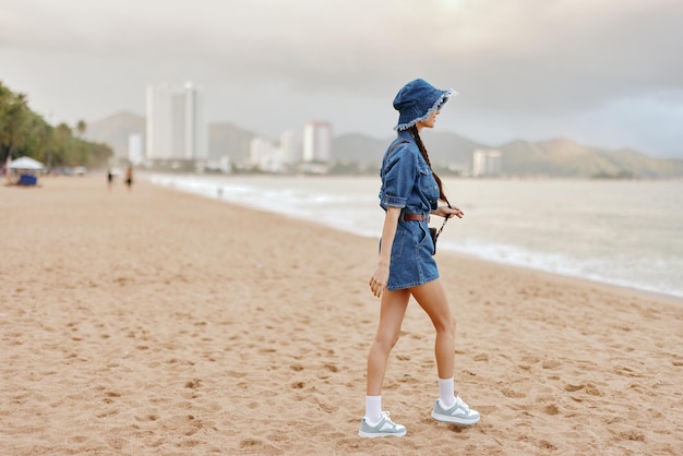 Beleza no paraíso de verão atraente viajante mulher desfrutando da tranquilidade da praia solidão em meio à natureza