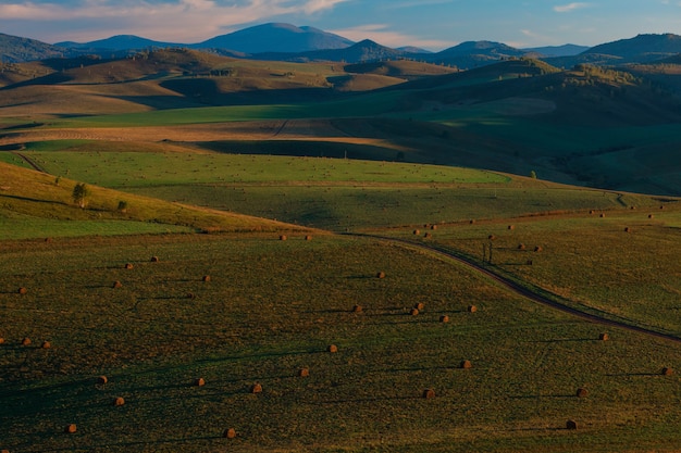 Beleza noite de verão nas montanhas