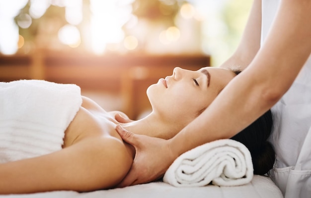 Beleza para a pele e massagem com mulher em spa para tratamento de luxo e cosméticos de bem-estar relaxe paz e zen com cliente do sexo feminino e mãos de terapeuta para salão de fisioterapia e desintoxicação